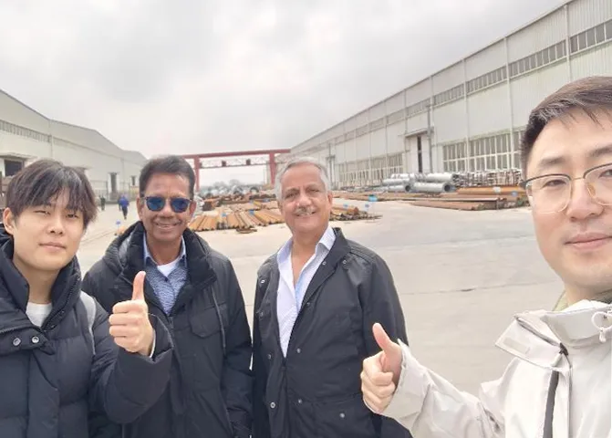 Des clients de Guyane visitent l'usine de Jinggang